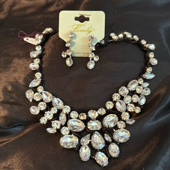 And Lovely Big Rhinestone Statement Necklace & Earring Set - Picture 2 of 13
